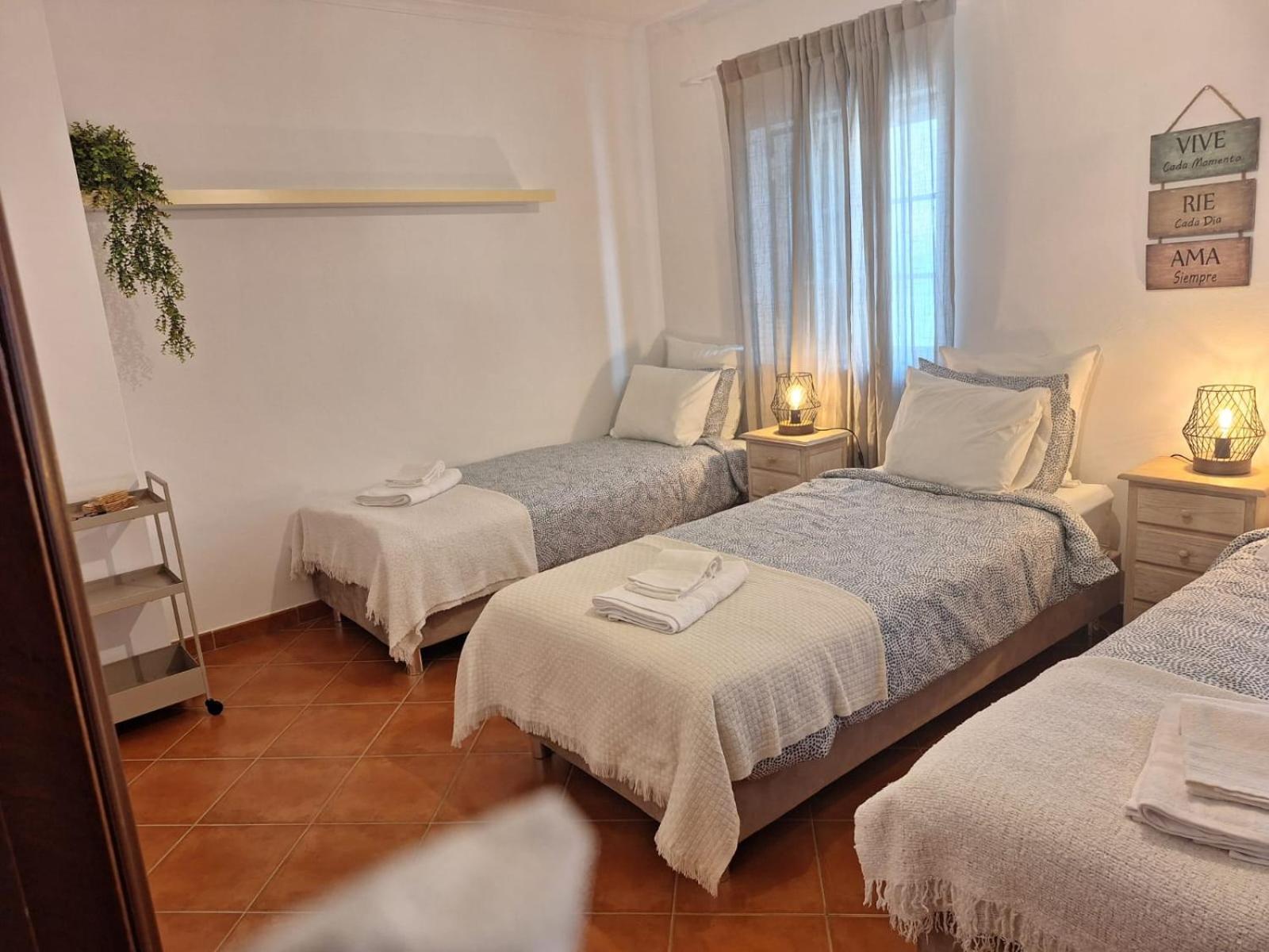 Homestay Triplo Com Terraco E Casa De Banho Partilhada - Em Casa De Do T2- Trilho Dos Pescadores *